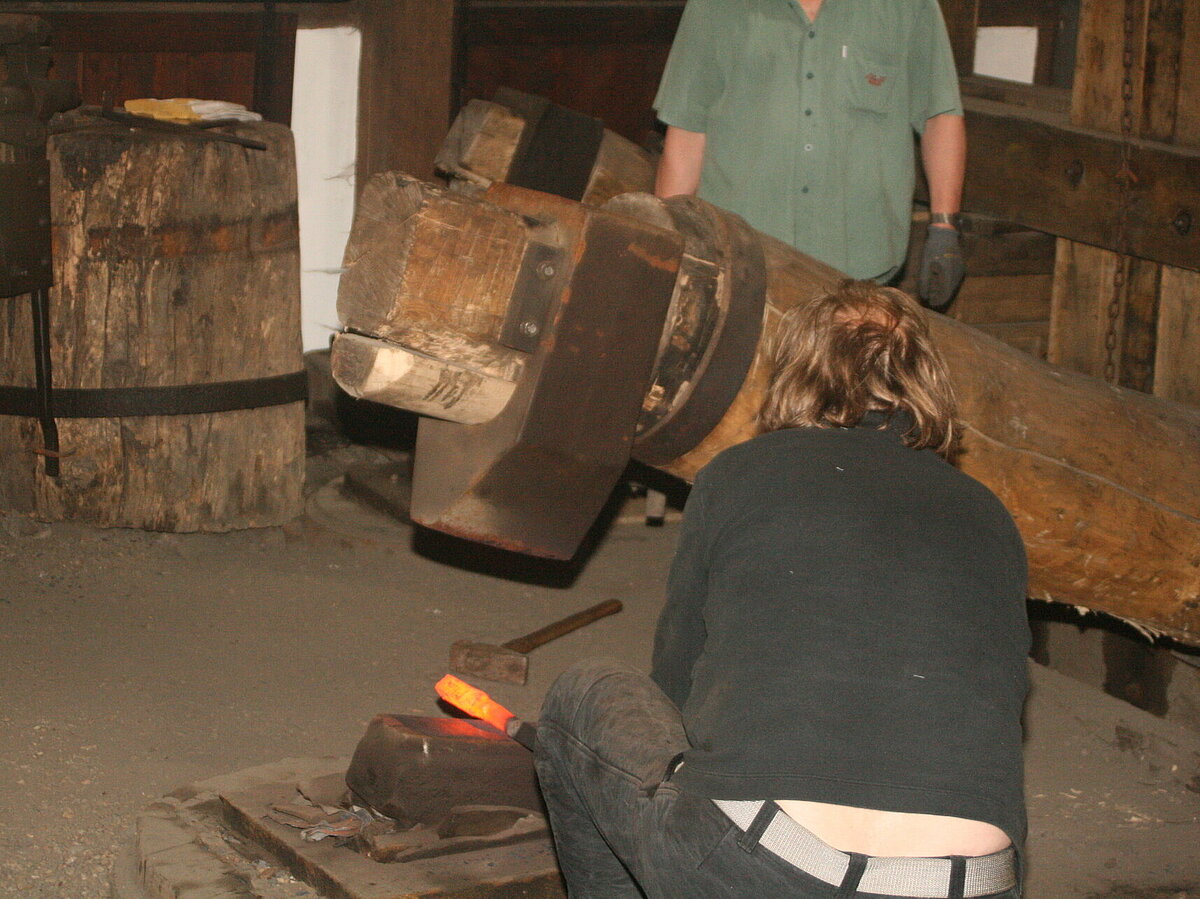 Tobiashammer, Schmiedesymposium mit historischer Technik