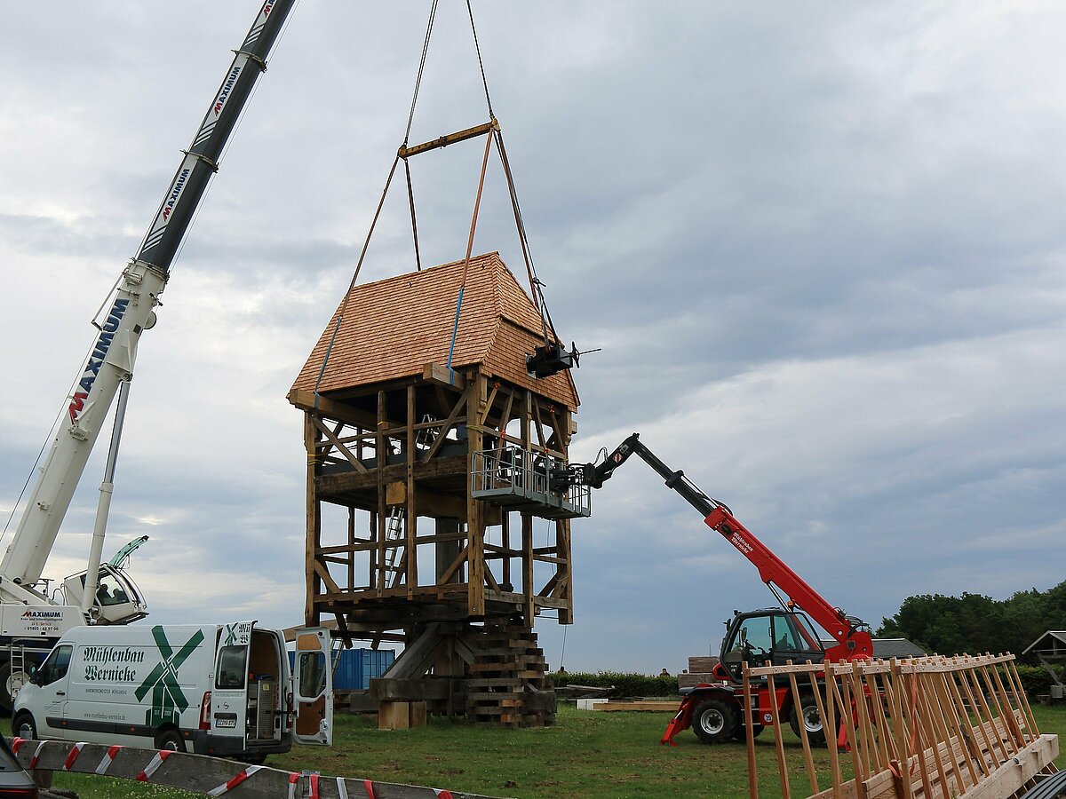 Aufsetzen des Daches auf die Mühle