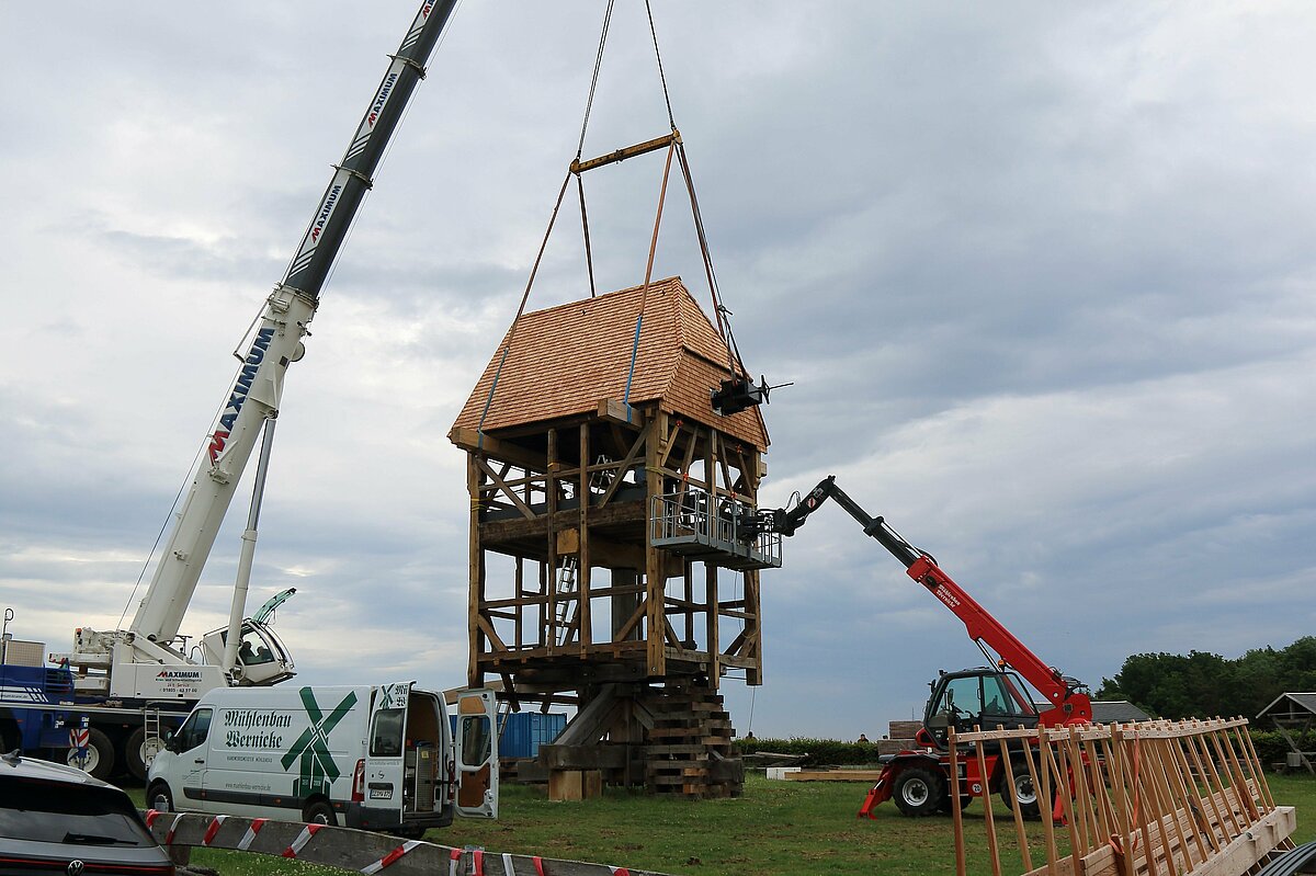 Aufsetzen des Daches auf die Mühle