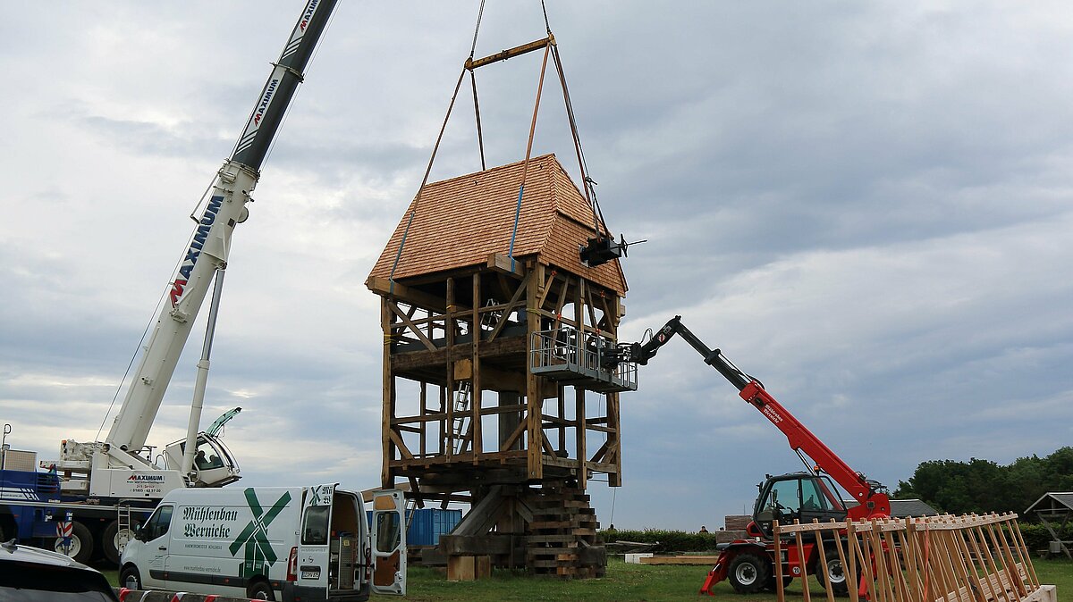 Aufsetzen des Daches auf die Mühle