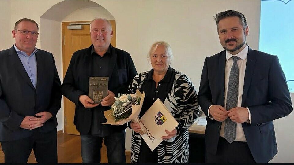 Bürgermeister Ralf Galus, Ralf Hering, seine Frau, Landrat Brodführer (v.l.n.r.) ( (c) Funke Medien, Carsten Jentzsch)