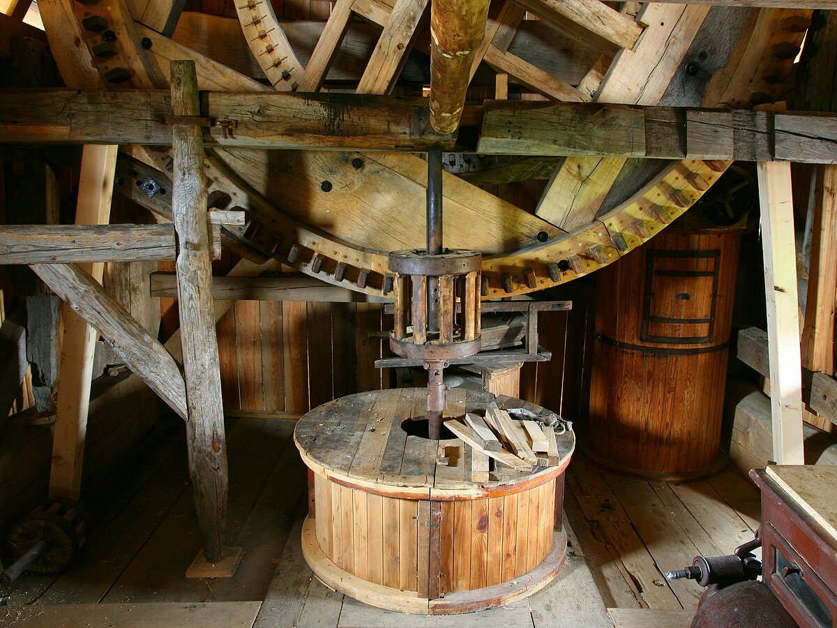 Antrieb Bockwindmühle mit Stirnrad, Stocktrieb und Steingang